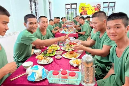 Chăm lo bữa ăn ngày lễ cho bộ đội