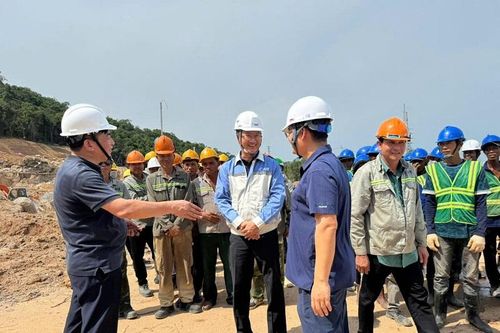 Chùm ảnh: Ngành điện sát cánh cùng người lao động trên các công trường thi công xuyên Lễ 30/4 - 1/5