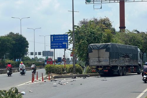 TP.HCM: Gia đình 3 người gặp tai nạn ở chân cầu vượt Sóng Thần, người vợ tử vong