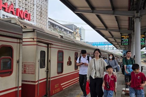 Tàu hỏa kín chỗ, dòng người ùn ùn trở lại Thủ đô sau kỳ nghỉ dài