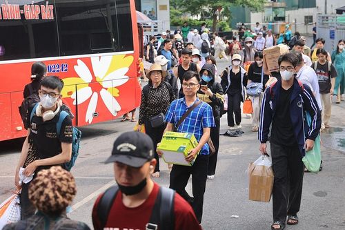Khép lại kỳ nghỉ 4 ngày, hành khách ùn ùn trở lại Hà Nội, bến xe quá tải cục bộ