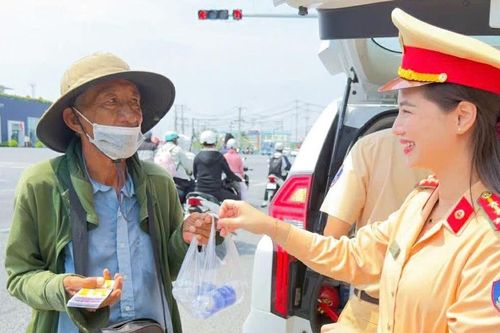 Công an TP Đồng Nai tặng nước, dọn đường giúp người dân về nhà an toàn sau kỳ nghỉ lễ