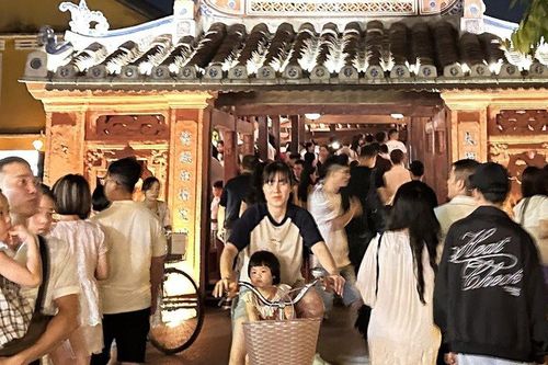 Đà Nẵng: Hội An nườm nượp du khách dịp lễ