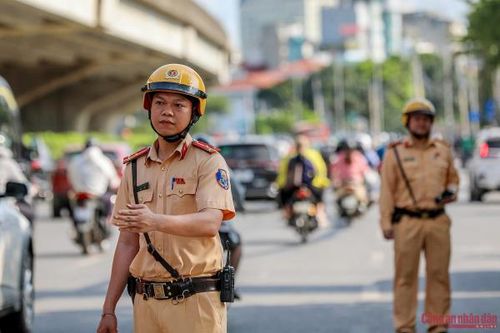 Sắc áo vàng thầm lặng giữ bình yên cho những cung đường Thủ đô dịp lễ 30/4 - 1/5