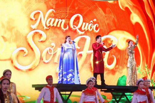 Đêm nghệ thuật 'Tổ quốc bình yên' bùng nổ trên sông Hàn Đà Nẵng