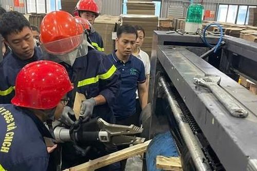Cảnh sát CNCH giải cứu công nhân bị cuốn cánh tay vào máy in công nghiệp tại công ty bao bì