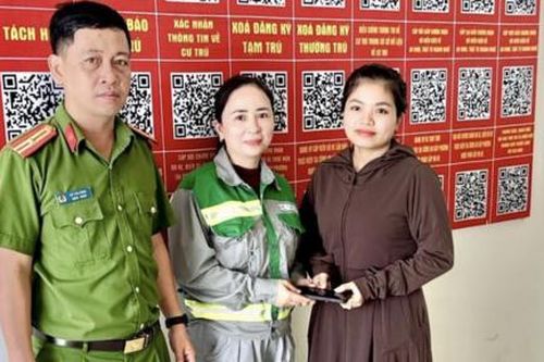 Tuyên dương đức tính trung thực của một nữ công nhân môi trường