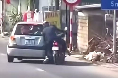 Lời khai tài xế ô tô đánh lái chèn ngã xe máy ở Thanh Hóa