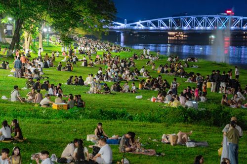 Khách dồn dập đổ về các điểm du lịch nổi tiếng miền Trung kỳ nghỉ lễ 30/4 - 1/5