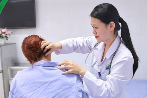 Nhầm mảng da sạm ở cổ là vết bẩn, cô gái 20 tuổi suýt mất mạng