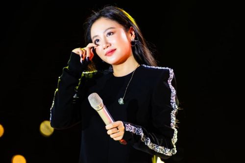 Nữ ca sĩ từng bị cô giáo từ chối dạy nhạc và bảo 'về bán cà phê đi' giờ ra sao?
