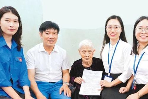 Tổ Hành chính công xung kích: Đồng hành, hỗ trợ người dân vượt qua rào cản công nghệ