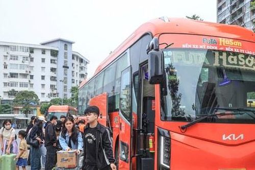 Dồn dập trở lại Thủ đô sau kỳ nghỉ lễ: Bến xe, nhà ga, sân bay 'nóng' cuối ngày 3-5