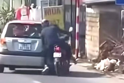Chèn ngã người đi xe máy do mâu thuẫn với mẹ trên xe ô tô
