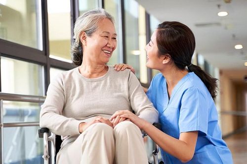 Ở viện dưỡng lão 1 năm, tôi mới hiểu: Tuổi già không nên trông chờ vào con cái, mà cần giữ 2 'lá bài' này