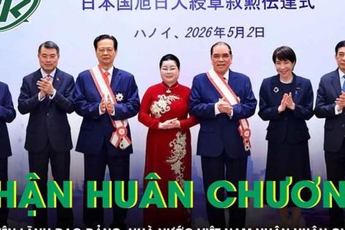 Nguyên Tổng Bí thư Nông Đức Mạnh và nguyên Thủ tướng Nguyễn Tấn Dũng nhận Huân chương Mặt trời mọc