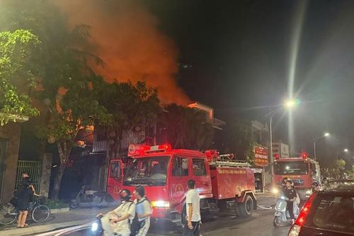 Quán cà phê ở Hà Tĩnh bốc cháy trong đêm