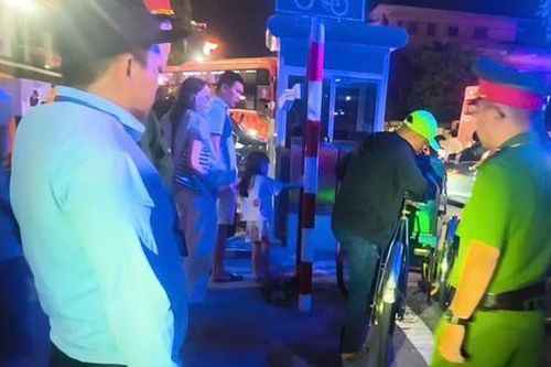 Xử lý tình trạng chèo kéo khách, bán hàng rong tại bến thuyền trung tâm ở Huế