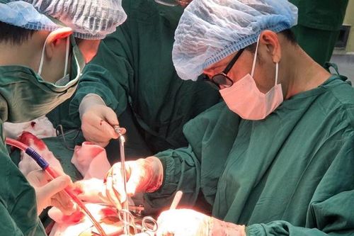 Nam thanh niên bị đứt động mạch cổ được cứu sống ngoạn mục