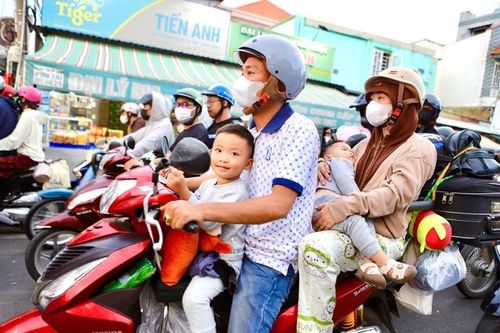 Phà Cát Lái ùn ứ khi người dân quay lại TPHCM sau kỳ nghỉ lễ 30/4 – 1/5