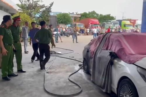 Khám nghiệm hiện trường điều tra làm rõ vụ cháy xe khiến 2 thiếu niên tử vong