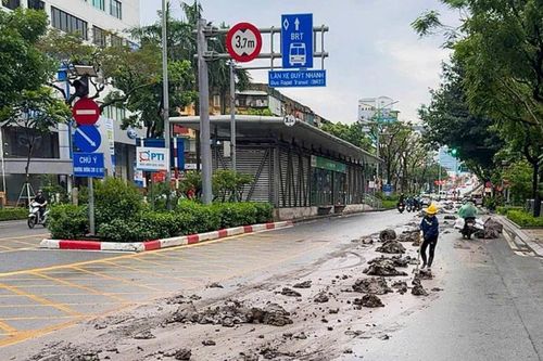 Phạt gần 35 triệu đồng tài xế xe 'hổ vồ' chở quá khổ, tạo 'bẫy' trơn trượt cả trăm mét