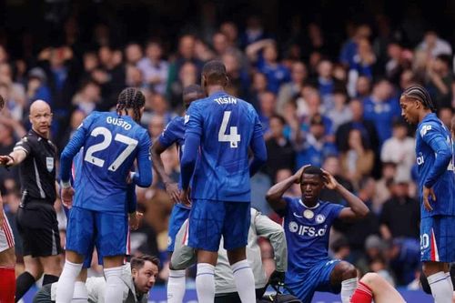 Sao trẻ Chelsea nằm bất động, phải cấp cứu sau pha va chạm mạnh