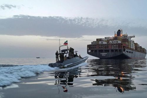 Iran tuyên bố tàu khu trục Mỹ trúng tên lửa sau khi phớt lờ cảnh báo