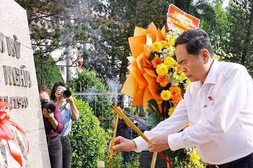 Chủ tịch Quốc hội dâng hương nơi lưu niệm sự kiện Nam Kỳ Khởi nghĩa