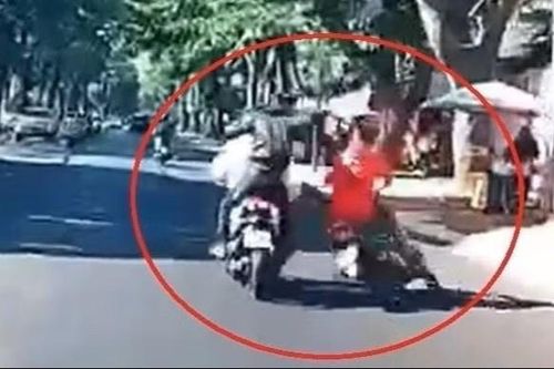 Thanh niên bị tấn công bằng mũ bảo hiểm trên đường ở TP.HCM