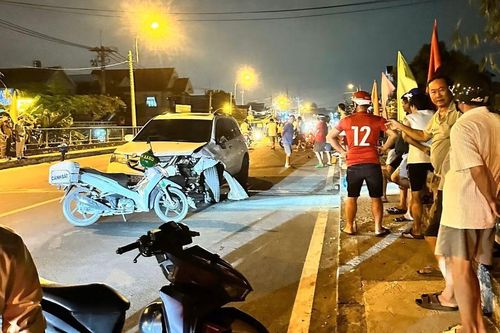 Hiện trường vụ xe máy va chạm ôtô trên cầu Bình Thuận ở TP.HCM