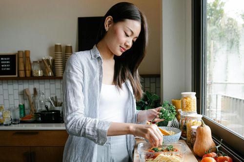 Sai lầm khi đeo trang sức lúc nấu nướng