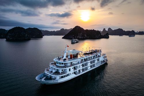 Hoàng hôn và bình minh ngoạn mục trên du thuyền giữa vịnh Hạ Long