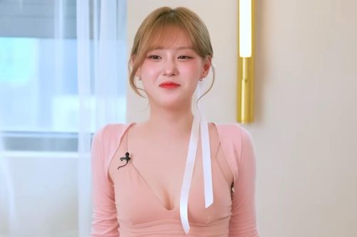 Ca sĩ Hàn vấp tranh cãi về trang phục