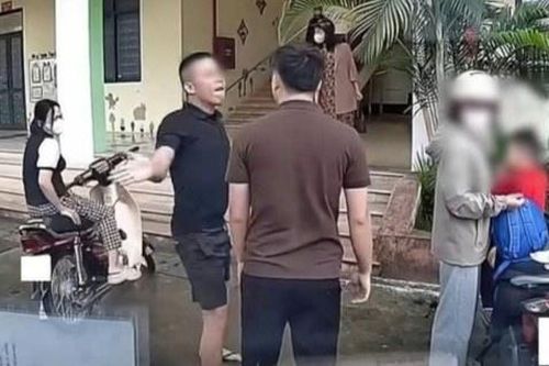 Shipper bị phụ huynh hành hung ở sân trường mầm non