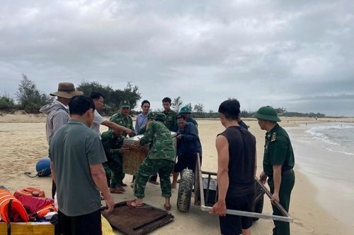 Giông lốc đánh chìm tàu cá của ngư dân tỉnh Quảng Trị