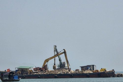Cơ quan chức năng thông tin về 'hình ảnh nghi sà lan đổ chất thải xuống biển Cửa Đại'