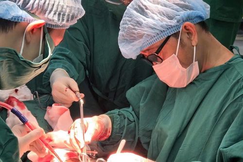 Cứu sống nam thanh niên đứt động mạch sau 20 phút ngưng tim