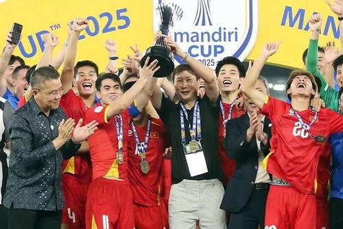 Tặng bằng khen của Thủ tướng Chính phủ cho HLV Kim Sang Sik và 3 trợ lý