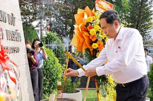 [Ảnh] Chủ tịch Quốc hội dâng hương tại Di tích lịch sử-văn hóa quốc gia Dinh quận Hóc Môn
