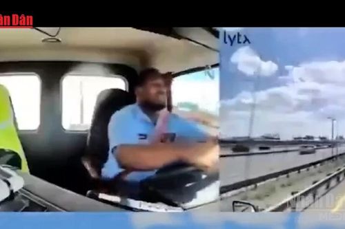 [Video] Máy bay chở 231 người va vào cột đèn khi hạ cánh tại Mỹ