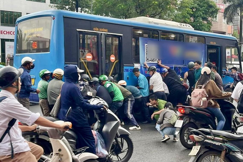 Hà Nội: Tai nạn giao thông giữa xe buýt và xe máy, một người bị thương