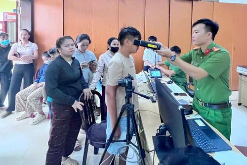 Làm việc xuyên lễ cấp căn cước và định danh điện tử mức 2