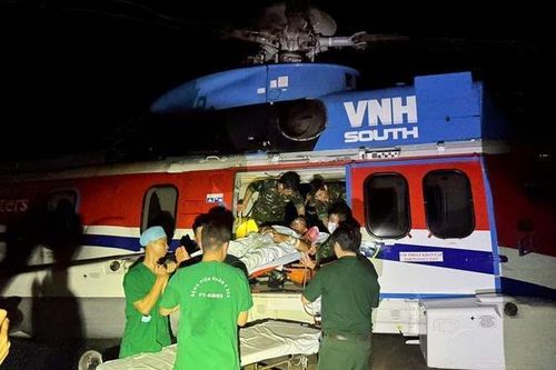 Trực thăng Binh đoàn 18 bay cấp cứu hai bệnh nhân nặng từ Trường Sa vào đất liền