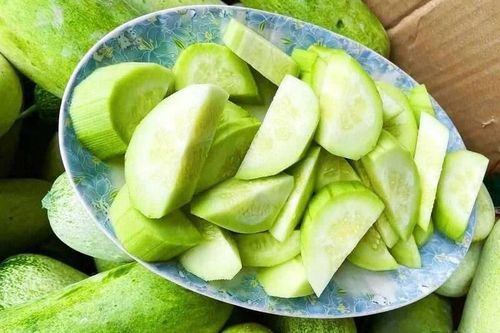 Dưa mèo Sơn La vào mùa thu hút đông đảo khách đến mua ở mọi nơi