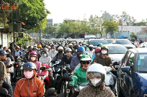 Người dân 'mướt mồ hôi' vì nắng nóng, kẹt xe đi làm sau lễ