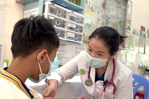 Sốt lừ đừ 2 ngày, bệnh nhi mắc não mô cầu nhiễm trùng huyết