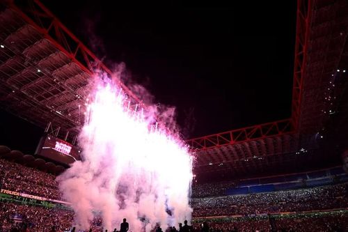 Pháo hoa rực rỡ mừng Inter Milan giành lại ngôi vương Serie A