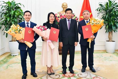 Bộ Ngoại giao trao quyết định điều động, bổ nhiệm cán bộ
