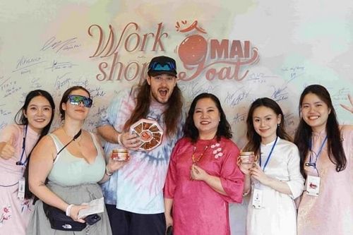 Để món quà Hà Nội chạm đến trái tim du khách quốc tế